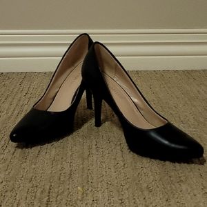 Black Pumps